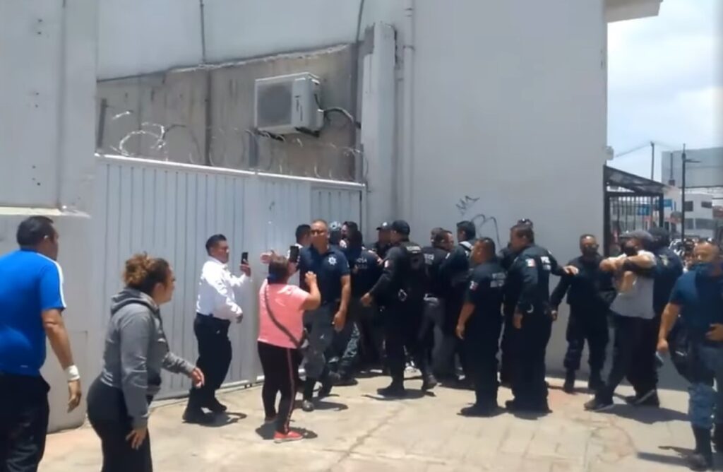 Policías reprimen a comerciantes