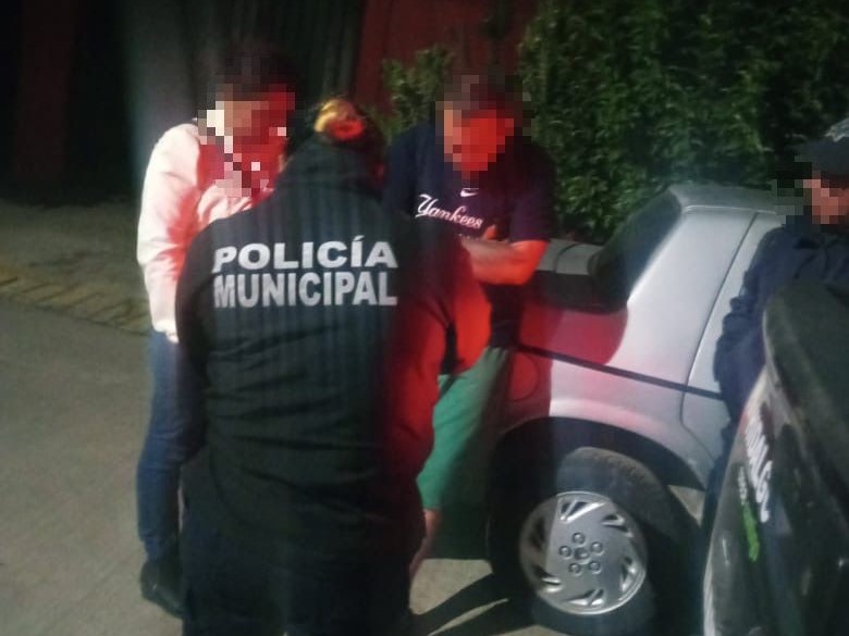 Abandono a su pareja en la carretera en la oscuridad de la noche