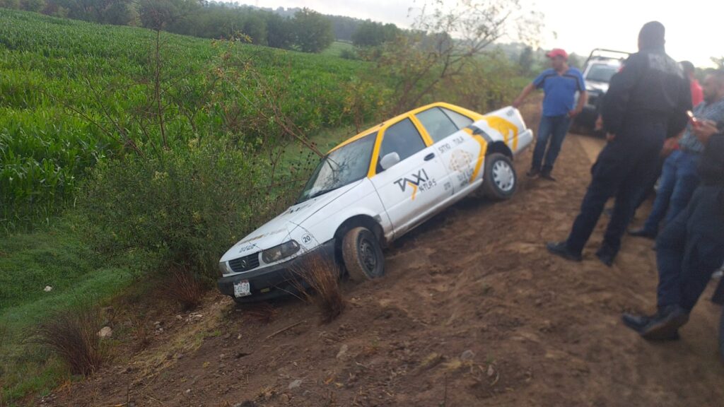Asaltantes en su huida chocaron un taxi
