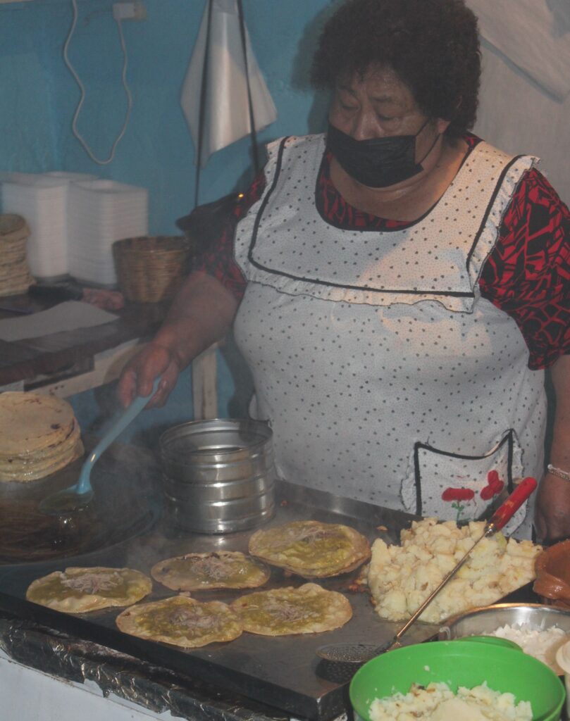 Hoy es día de enchiladas y molotes
