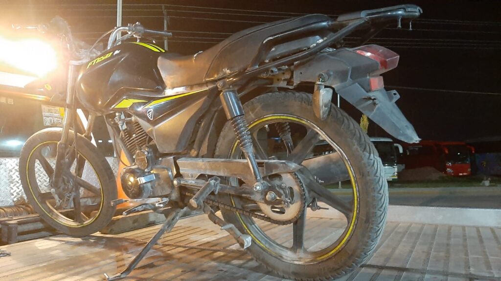 Capturan a ladrones de cable y recuperan motocicleta