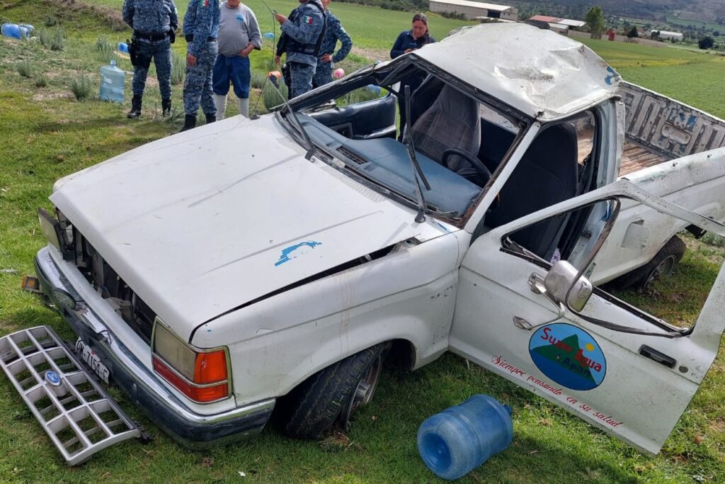 Aparatosa volcadura de repartidor de agua