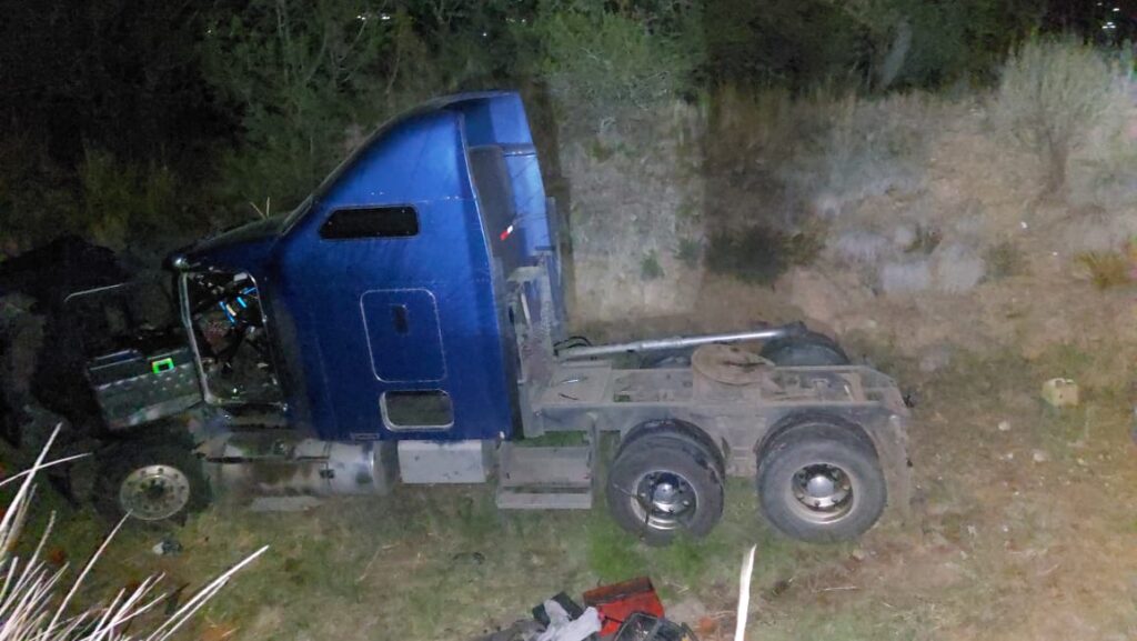 Desvalijaron un tráiler en una barranca
