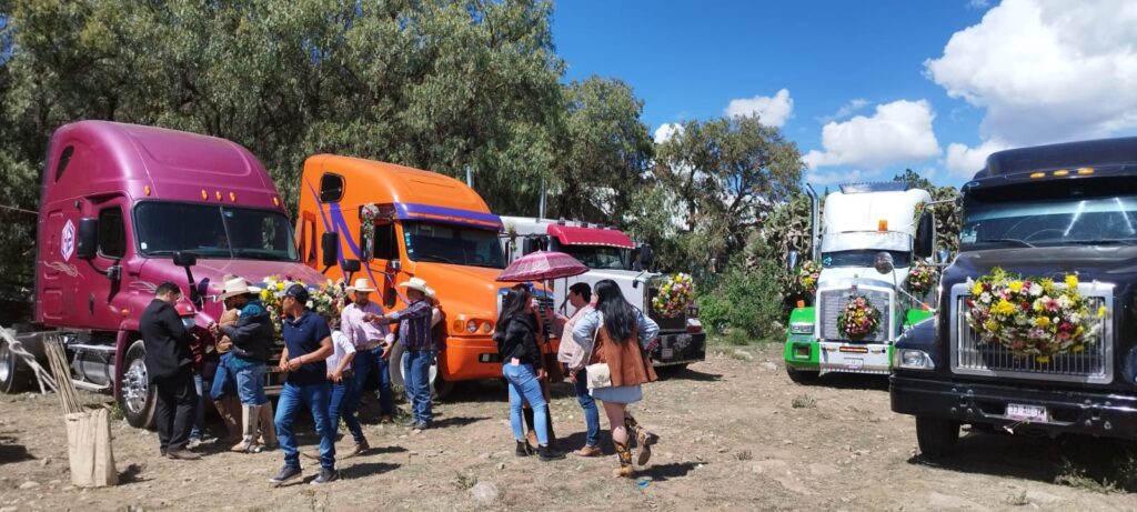 Vistosa peregrinación de tractocamiones