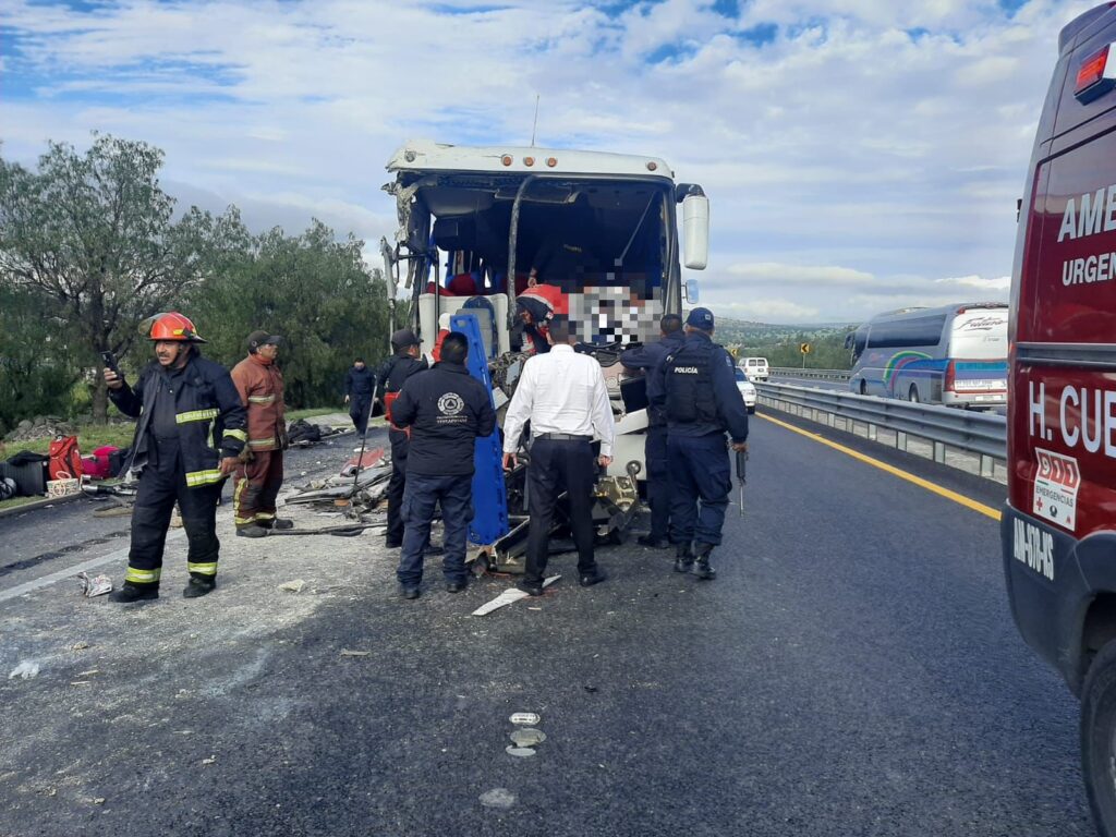 Encontronazo de tráiler contra autobús