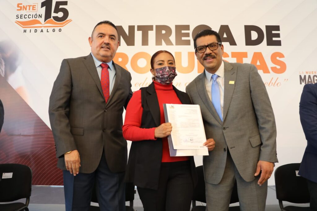 Entrega de propuestas a docentes de nivel primaria