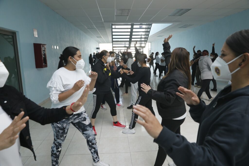 Capacitan a personal femenino de la Policía Bancaria