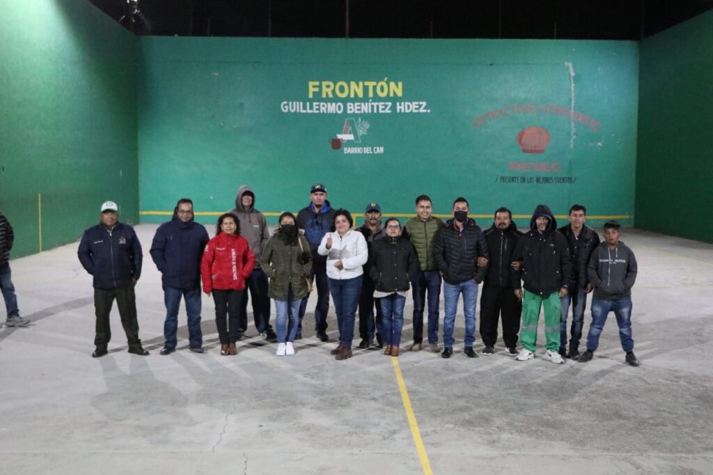 Instalaron luminarias en concurrida cancha de frontón