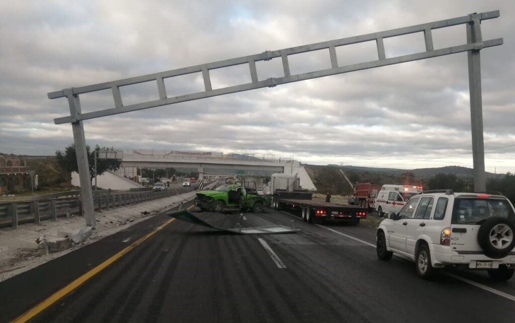Un choque de tráileres origino parcial caída de señalamiento