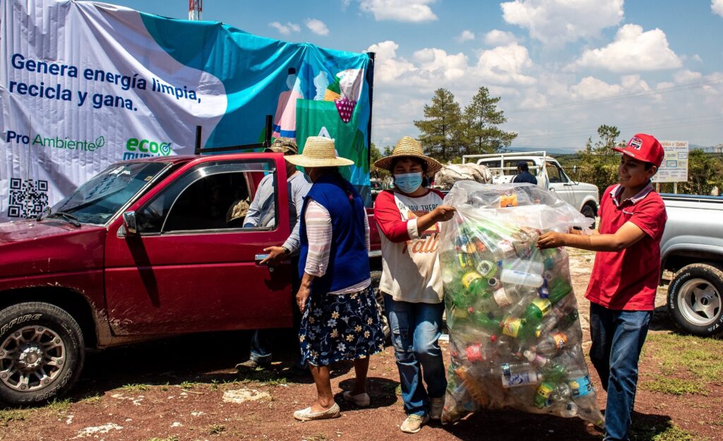 Intercambian desechos por productos y cuidan el ambiente
