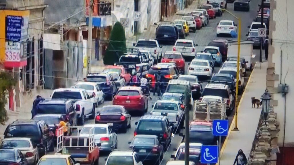 Chiquilla extraviada regresada al lado de su madre