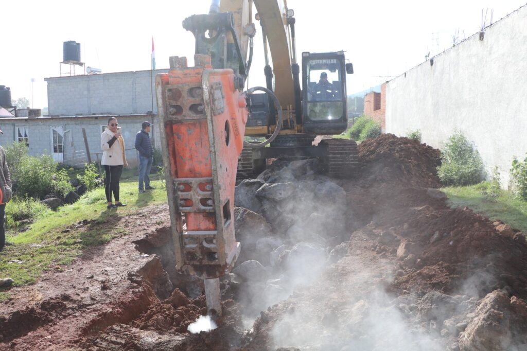 Alcaldesa supervisa la ejecución de obras