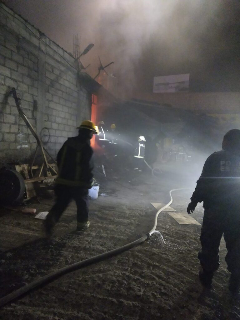 Tremendo susto por incendio en taller mecánico