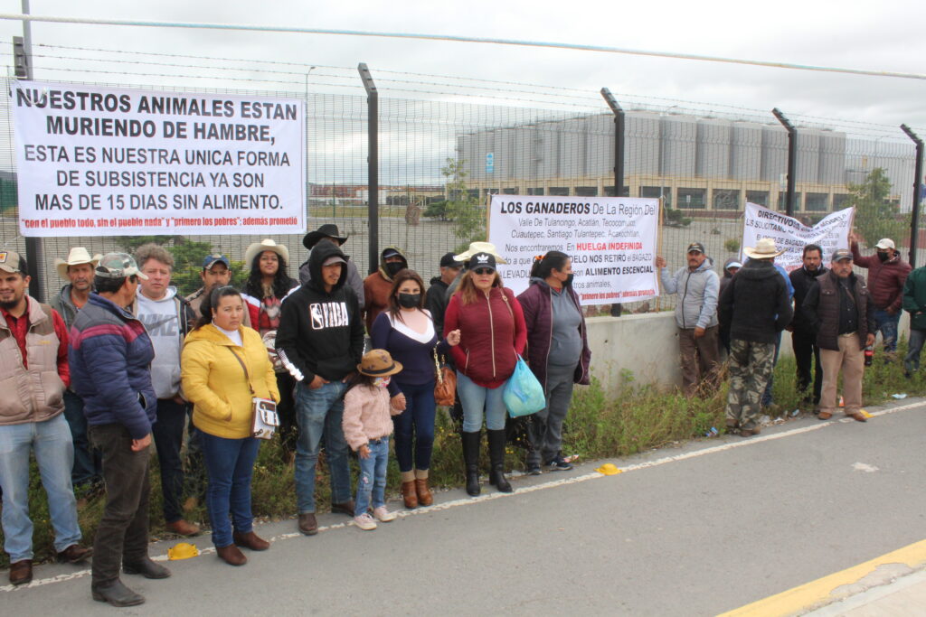 Productores de ganado se manifiestan frente a cervecería Grupo Modelo