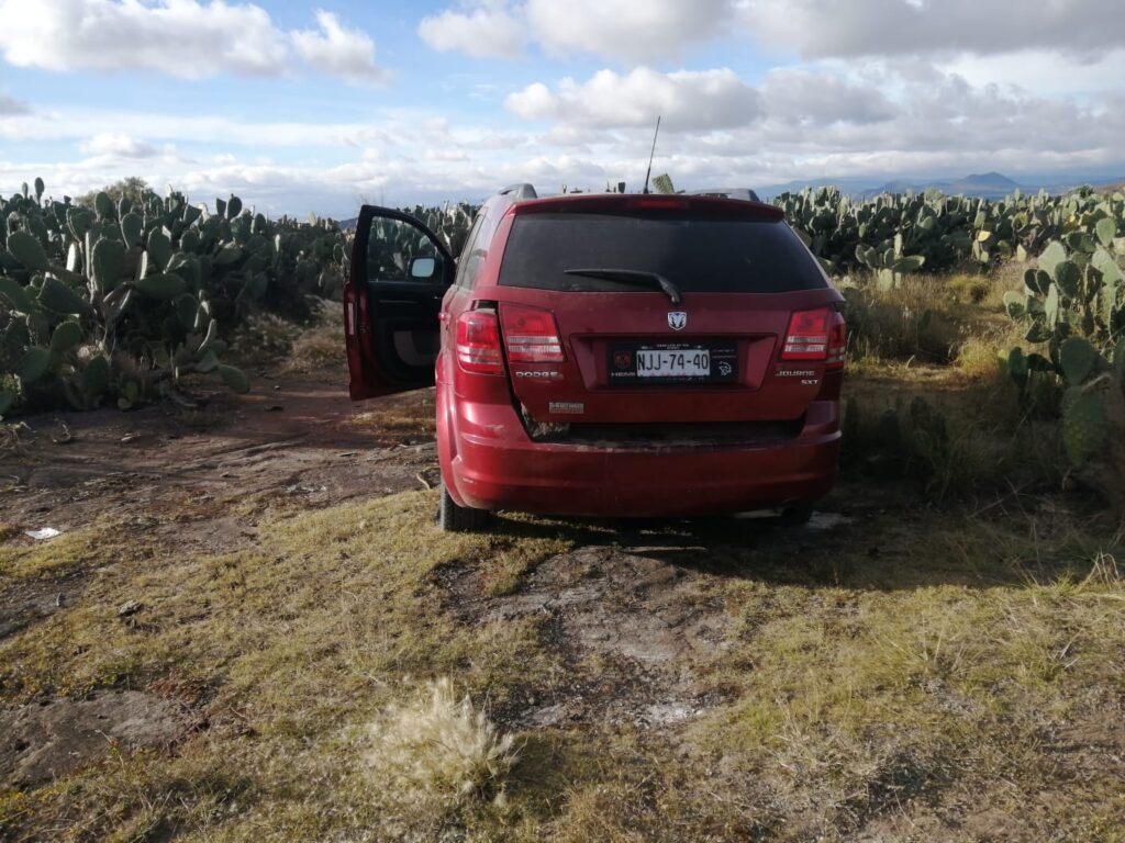 Abandonan camioneta con huellas de desvalijamiento