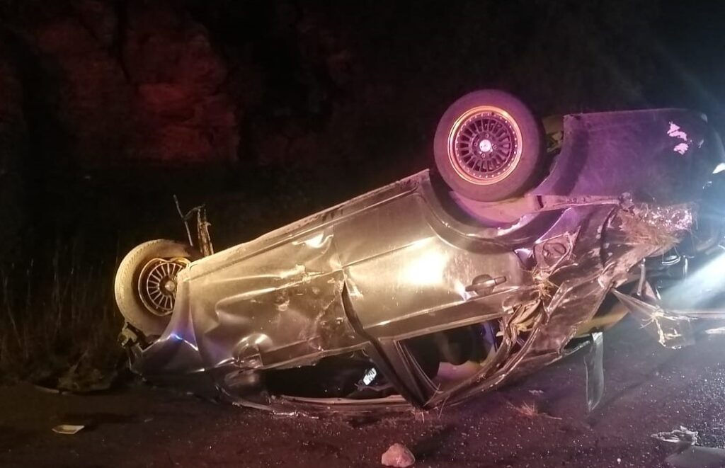 Aparatosa volcadura en la vía Tepeapulco-Santo Tomás