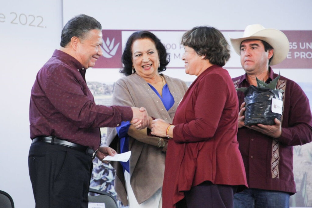 Entrega Menchaca 12 mil plantas de maguey