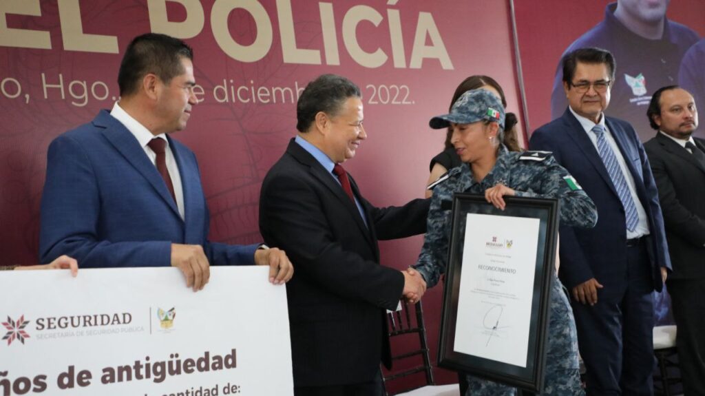 Entrega Julio Menchaca reconocimientos y estímulos a policías hidalguenses