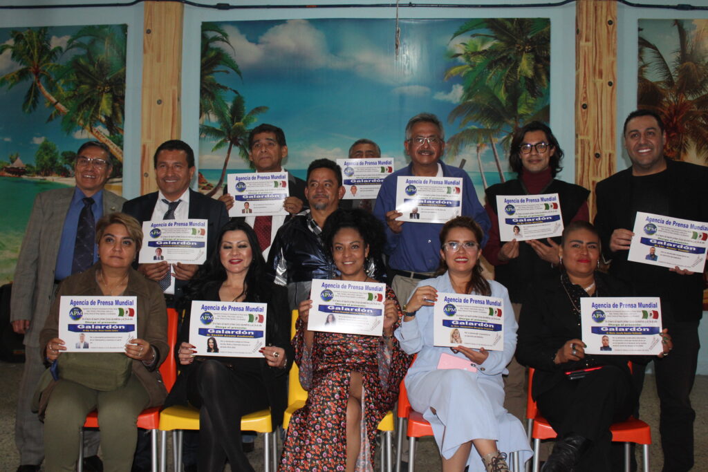 Entrega de reconocimientos a periodistas de México