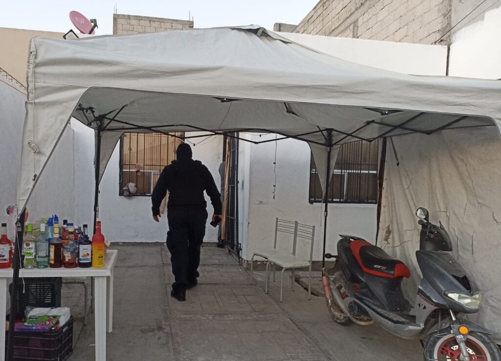 Capturan a tres personas y aseguran drogas en un cateo