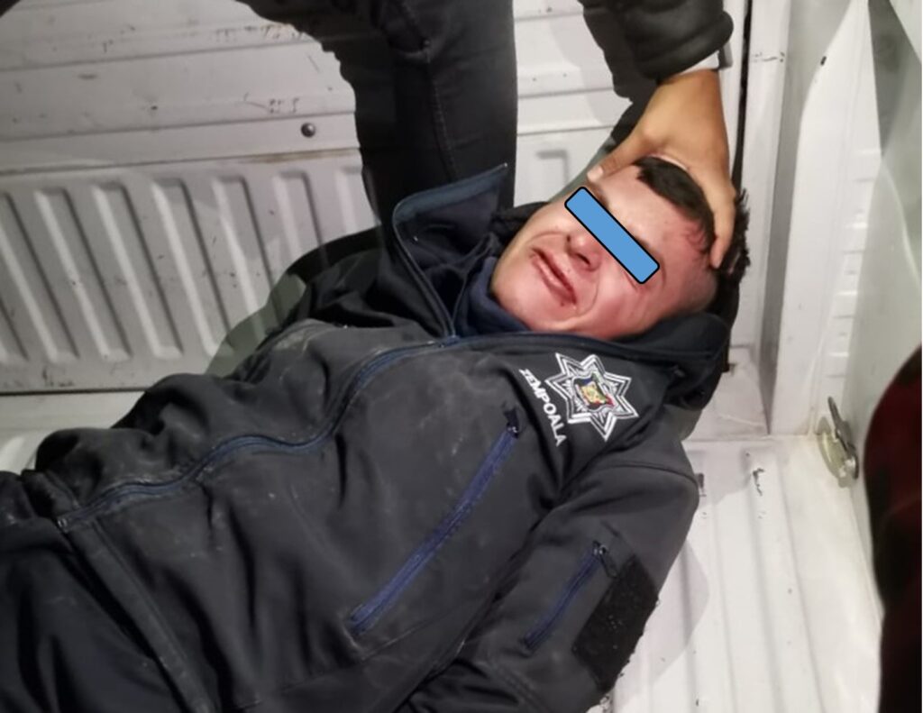 Policía borracho allano un hogar y recibió una paliza