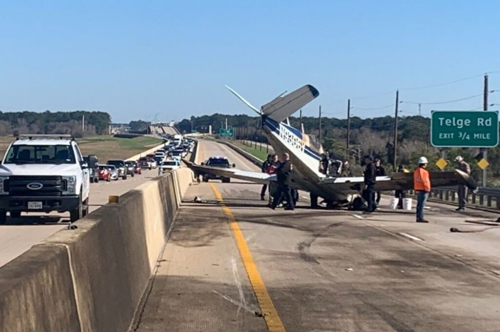 Una avioneta se estrella en una autopista en EE.UU.