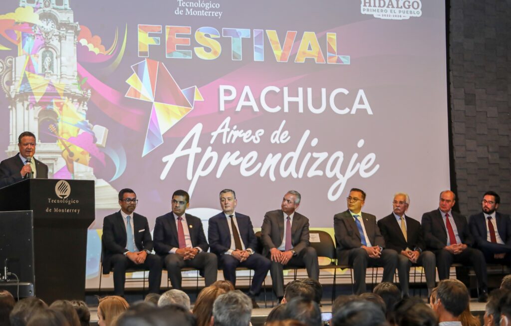 Julio Menchaca en la firmade convenio entre la UNESCO y Pachuca