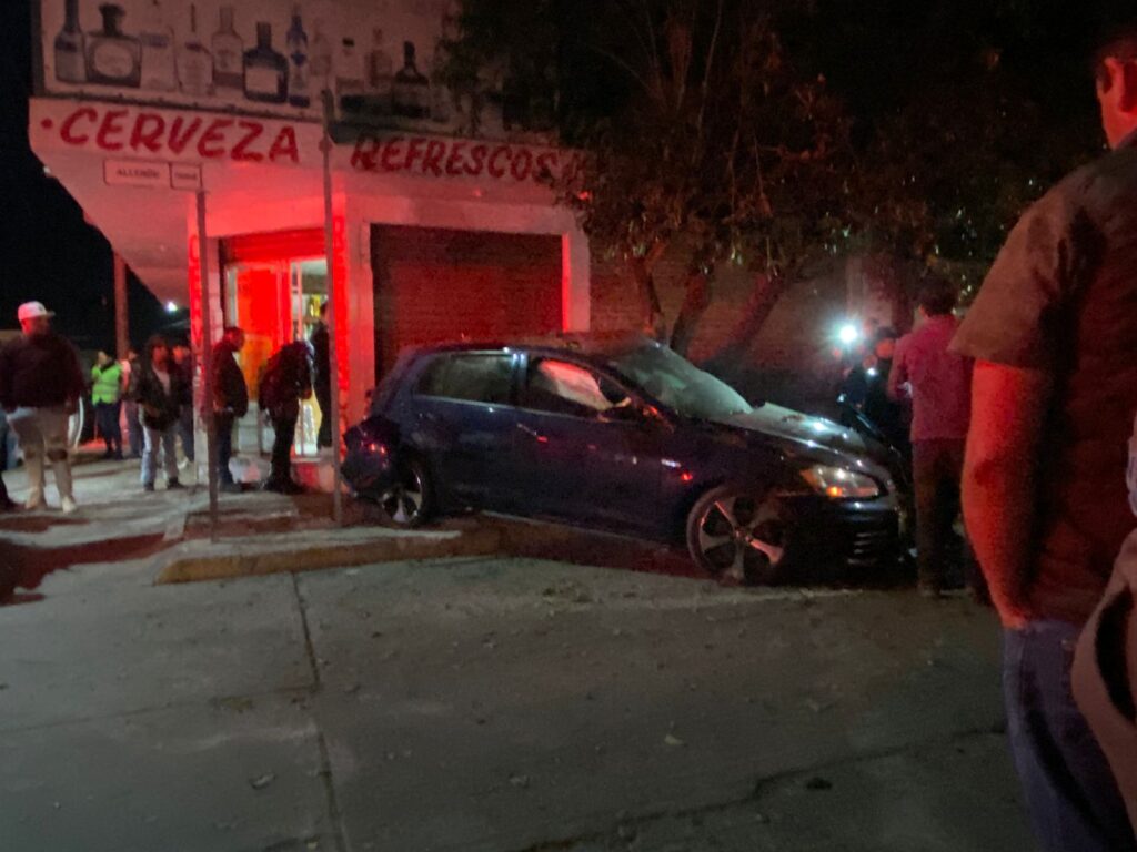Menor prensado al chocar con un árbol