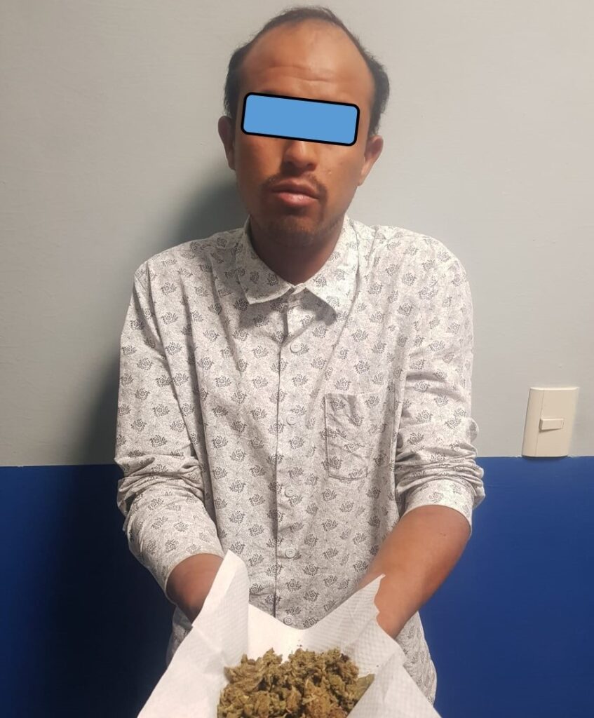 Detenido en posesión de envoltorio con mota