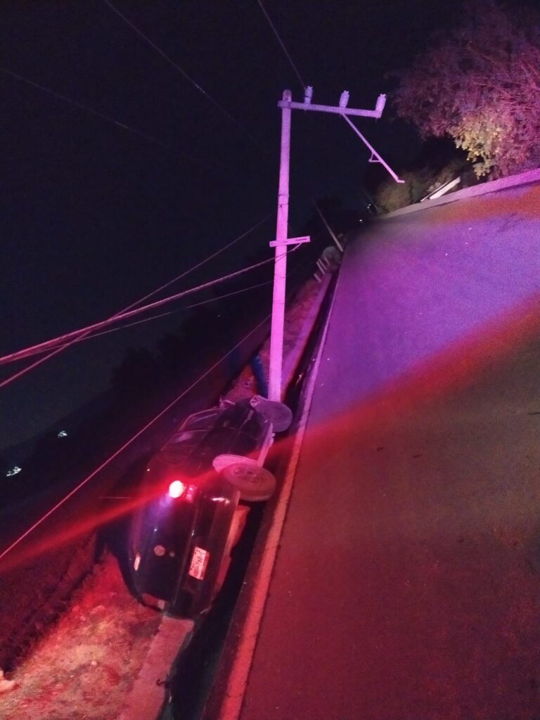 Automovilista casi derribo un porte de la CFE