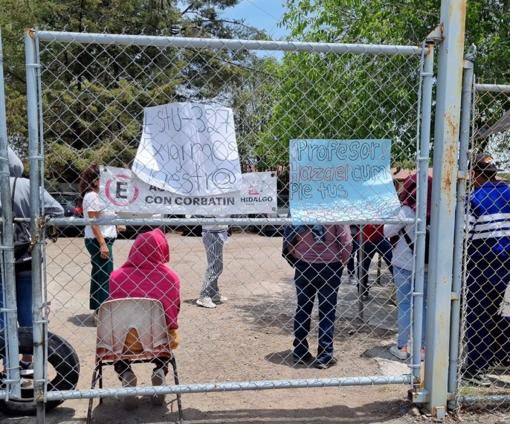 Padres de familia exigen respuestas a falta de profesores