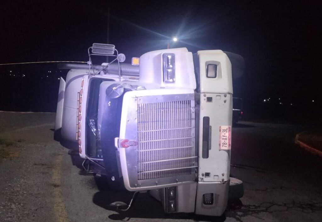 Aparatosa volcadura de tráiler