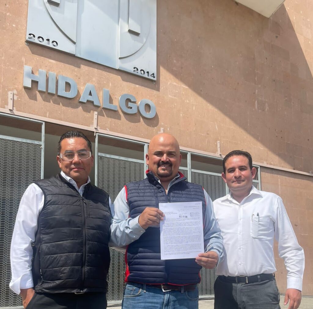 Destacados políticos renuncian a militancia del PRI