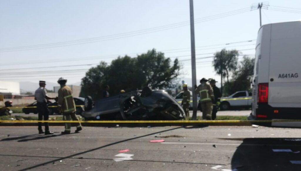 Mujer muere en sangrienta volcadura