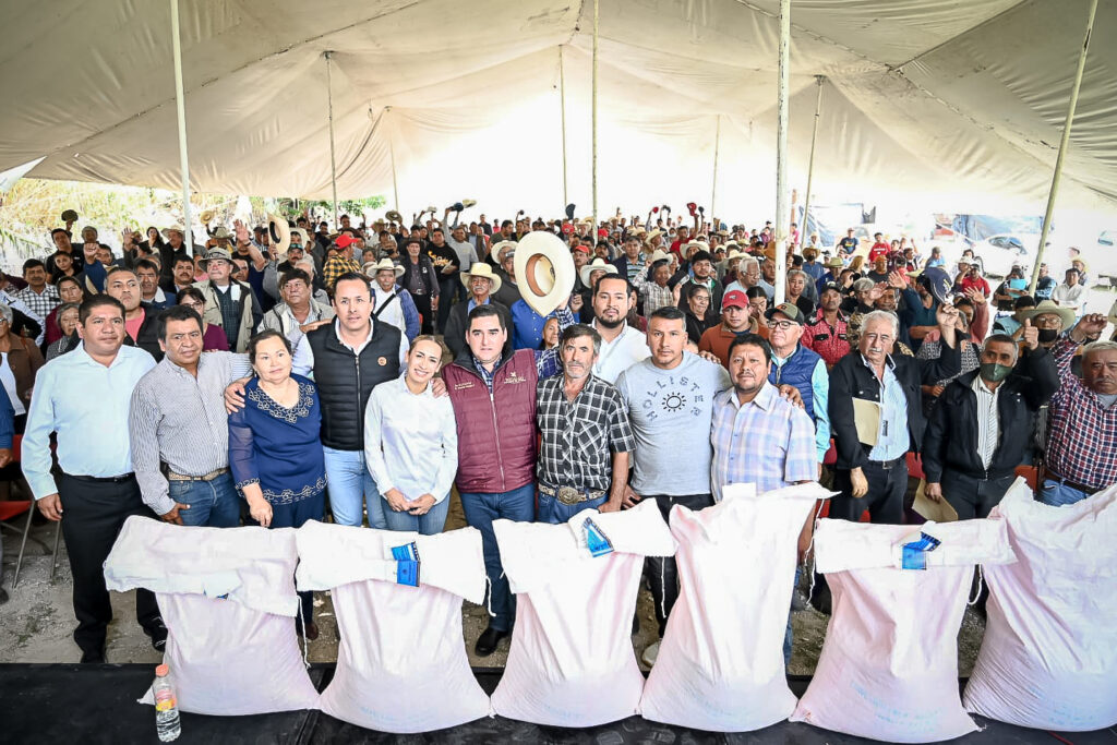 Entrega de avena y apoyos económicos agrícolas-pecuarios para el campo