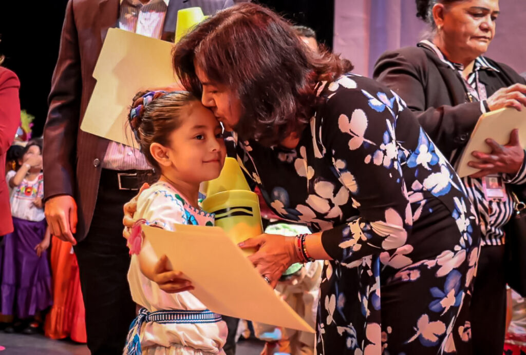 Edda Vite en la clausura de la Generación 2020-2023 de estudiantes de los CAI de Pachuca