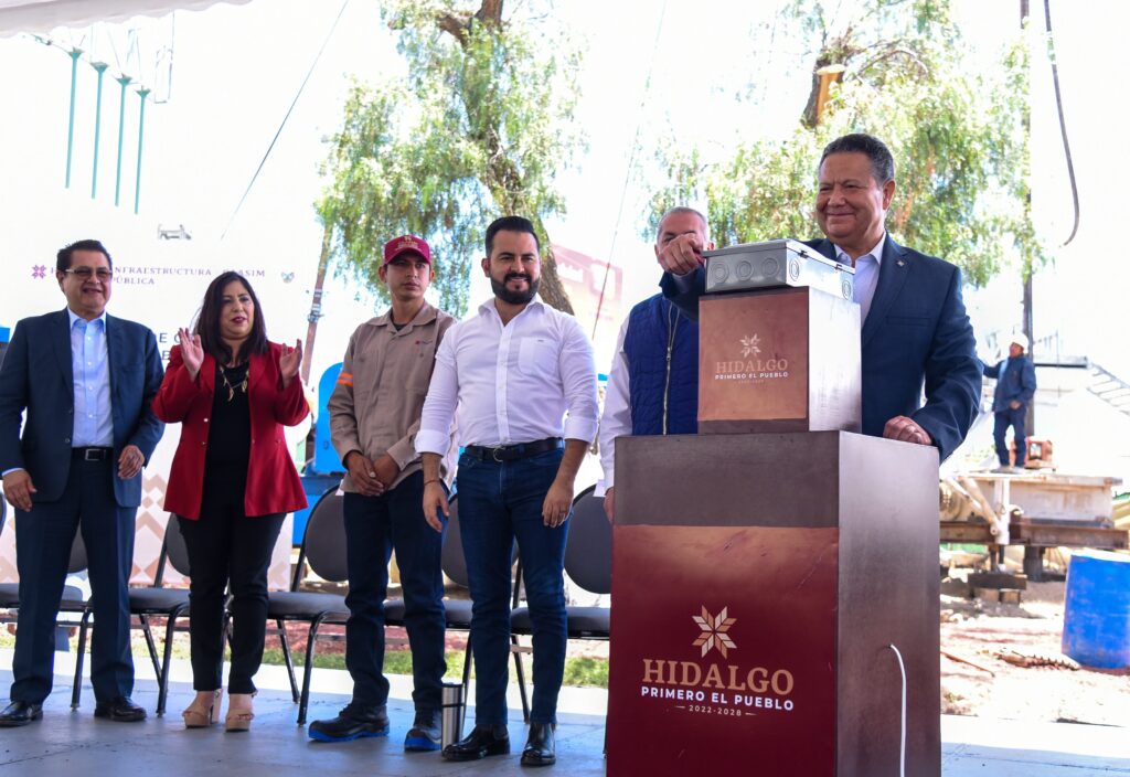 Julio Menchaca atiende el desabasto de agua