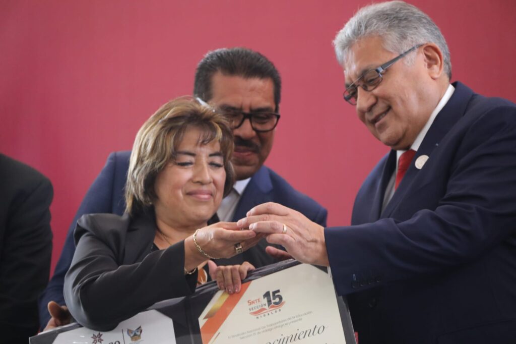 Reconocimientos y estímulos por años de servicio al personal docente