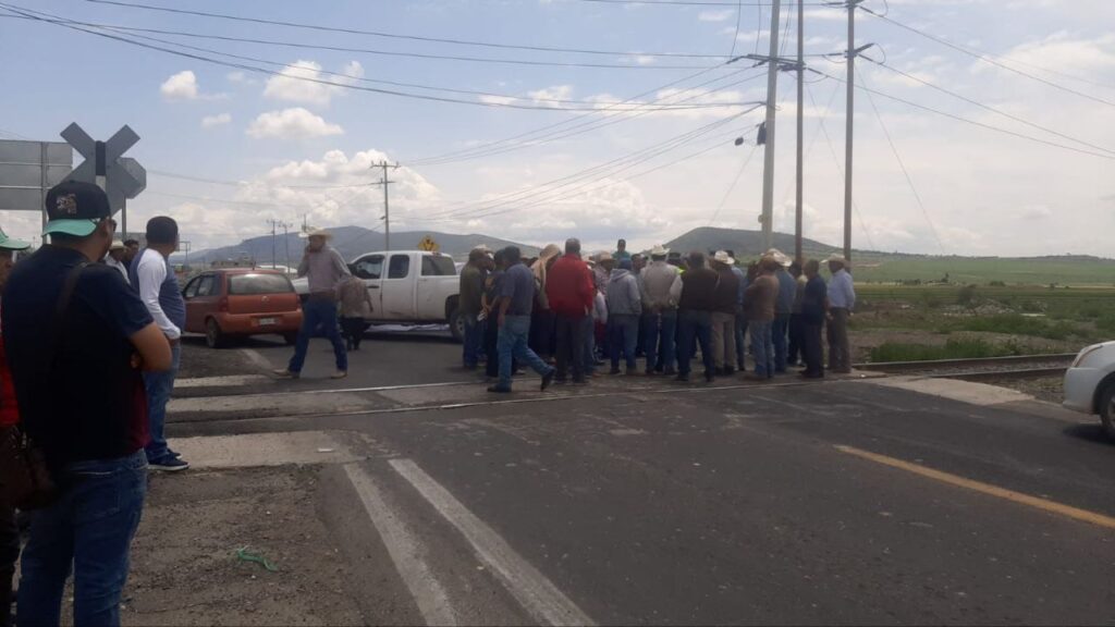 Manifestantes bloquean la carretera