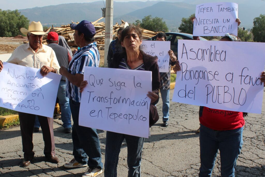 Adultos mayores exigen terminar el Banco del Bienestar