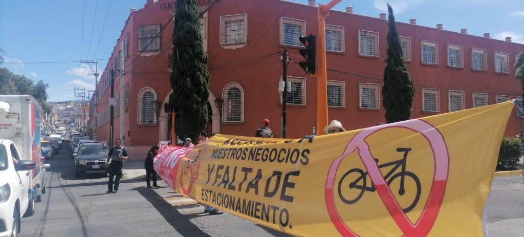Bloqueos para impedir ciclovía en la avenida Madero