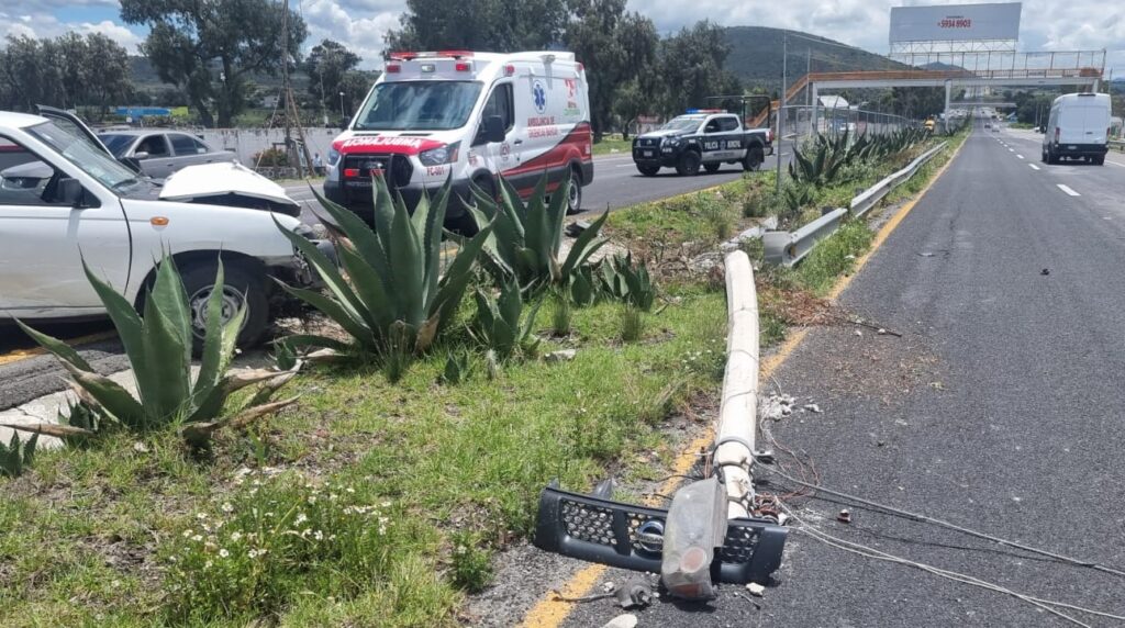 Derribó un poste con su frágil camioneta