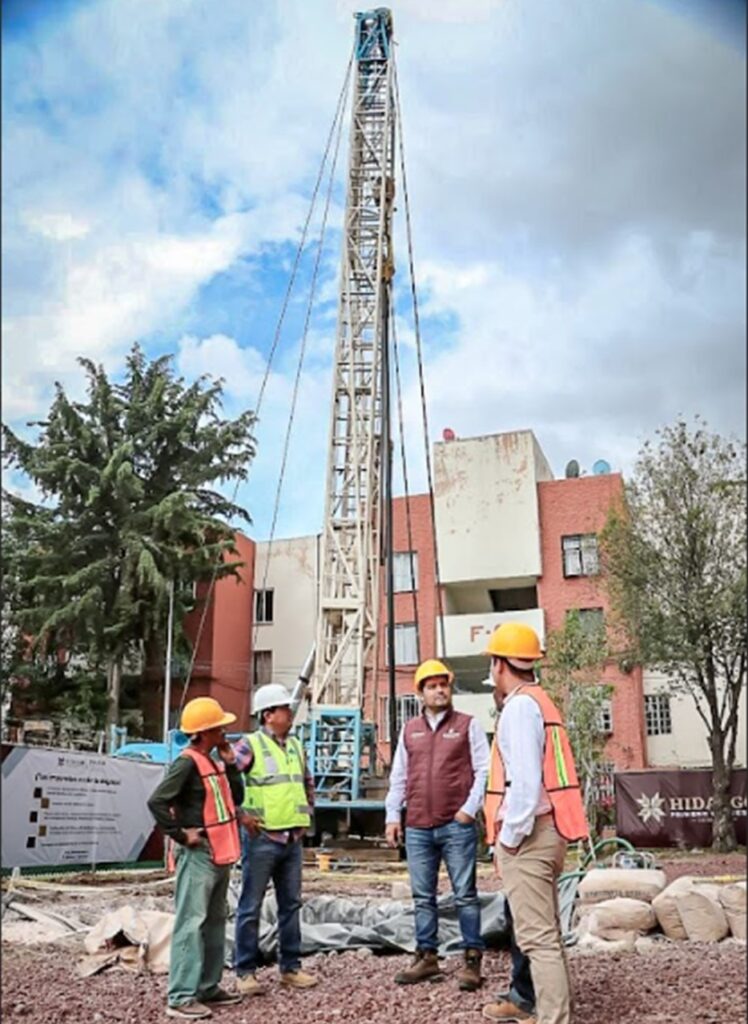 Trabajos de perforación de pozo en la colonia Juan C. Doria