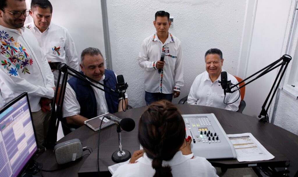 ¡Compromiso cumplido! Menchaca Salazar recupera estación de radio para la Huasteca