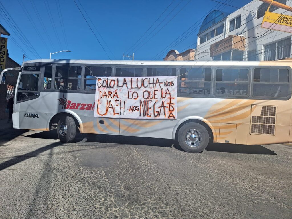 Estudiantes encapuchados “Cantan un Tiro” a la UAEH