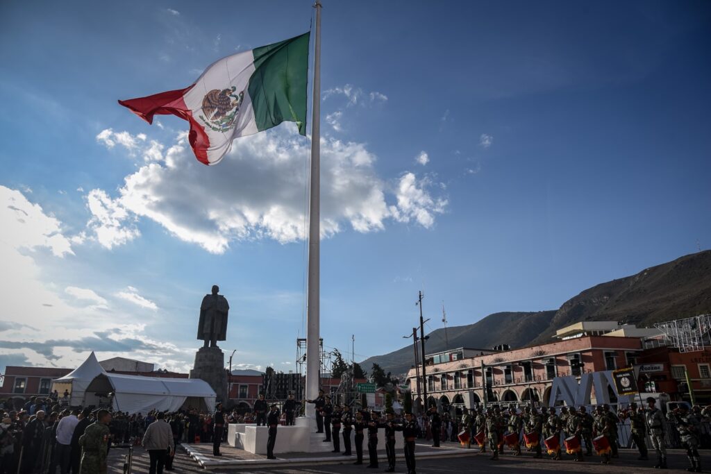 Julio Menchaca encabeza celebraciones por el 213 aniversario del Grito de Independencia