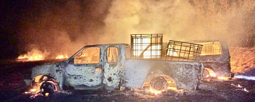 Incendio de vehículos en toma clandestina de huachicol