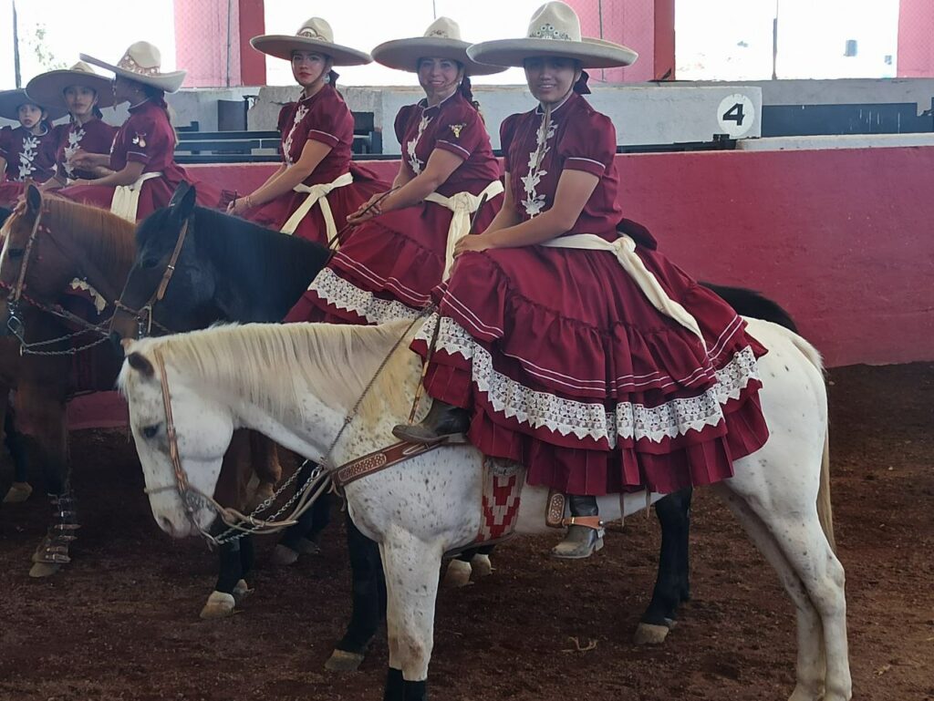 Escaramuzas brillan en su primera feria en Pachuca