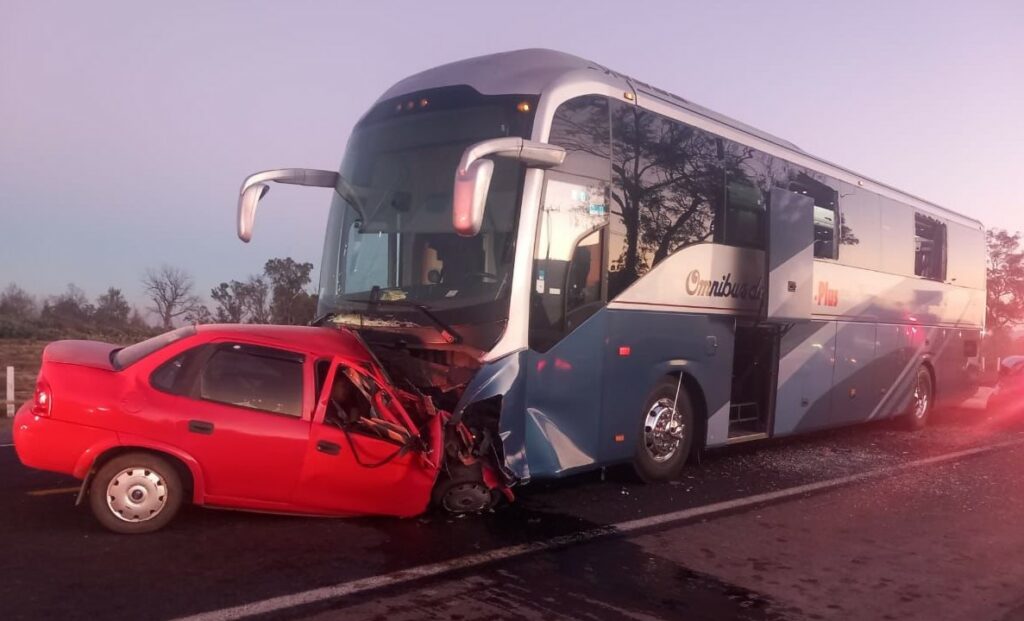 Autobús se “traga” un coche: Dos muertos