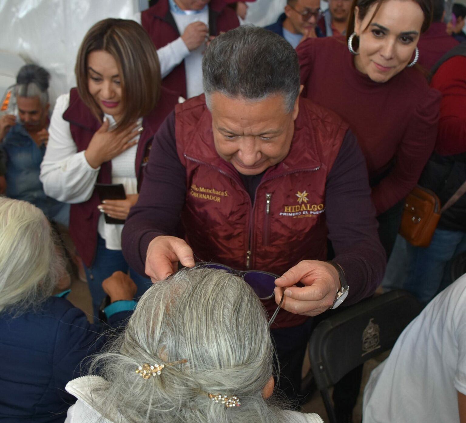 Gobierno de Hidalgo entrega lentes en Unidades Móviles Gerontológicas